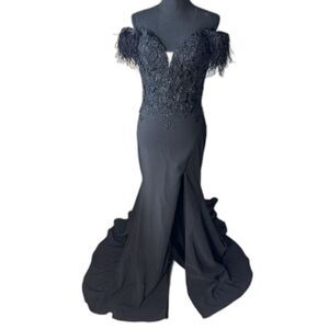 1008 Ellie Wilde size 10 mermaid trumpet gown off shoulder feathers black lace